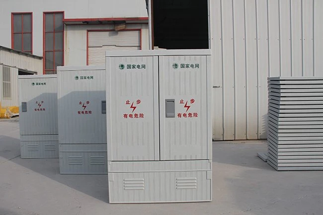 屋外床置き型金属製配電ボックス